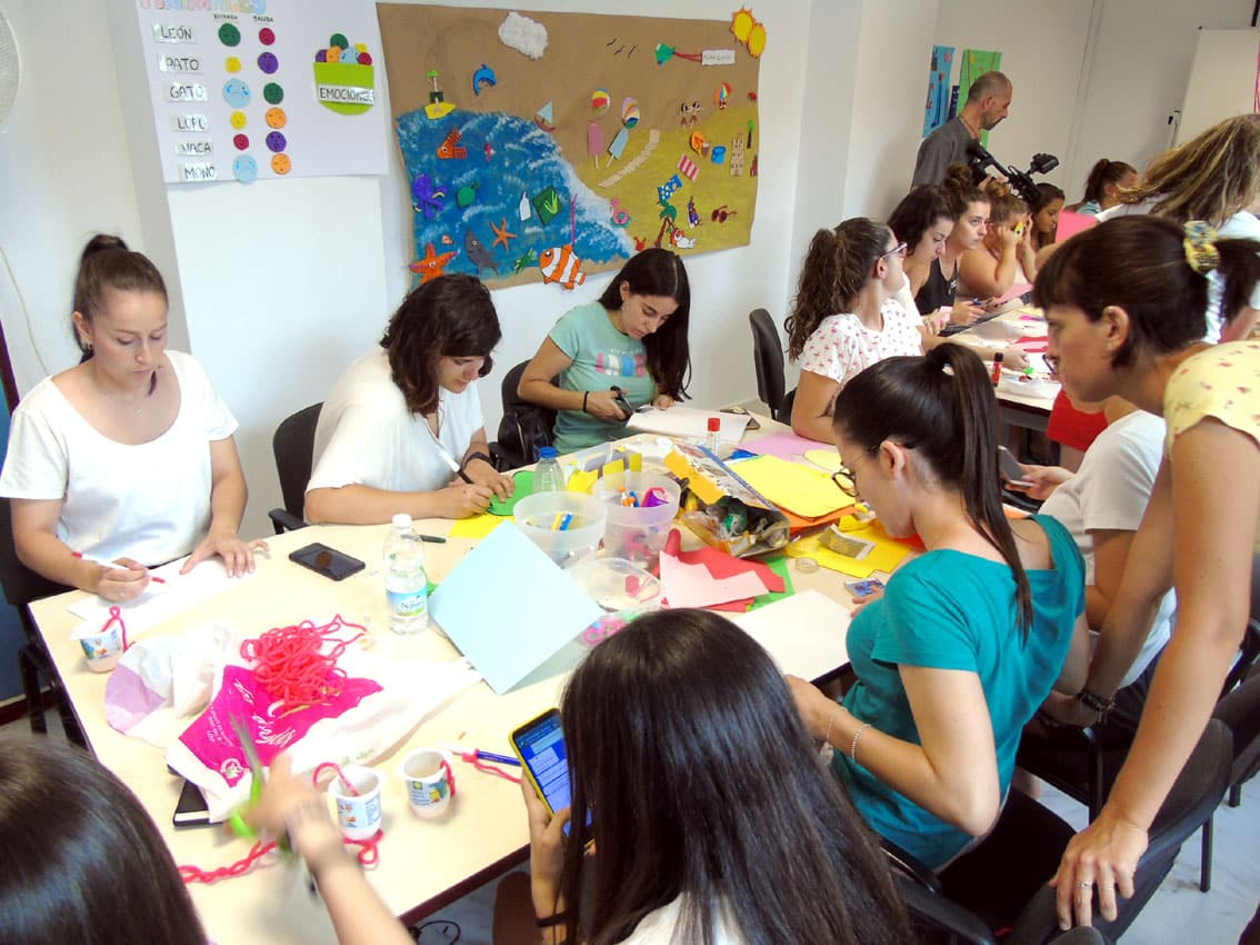 Numerosas Jóvenes Participan En El Curso De Monitor De Ludotecas. J. Mª J.