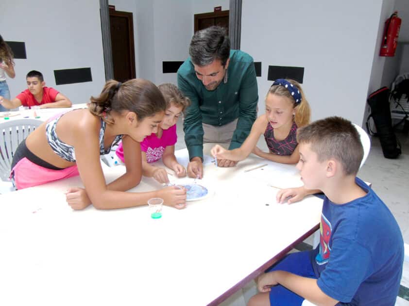 Los Pequeños Se Divierten En Los Talleres Del Espacio Joven. C. Molina.