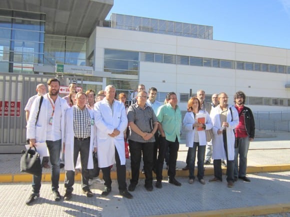 Representantes ante Las Puertas Del Hospital De Loja