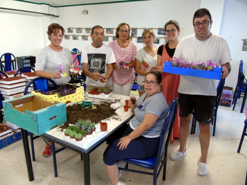 Los Usuarios Del Taller Ocupacional Han Vuelto A Preparar Los Detalles Que Se Regalarán A Los Mayore