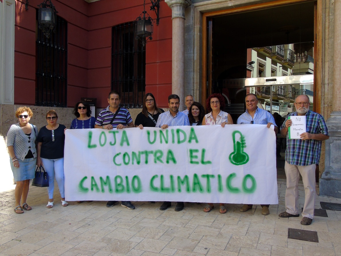 Responsables Políticos Portan Una Pancarta A Las Puertas Del Consistorio. Foto: C. M.