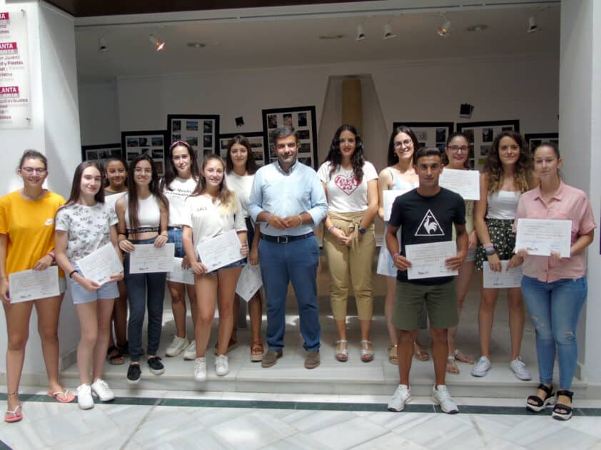 Los Jóvenes Que Han Completado Su Formación Con Los Diplomas. Foto: Paco Castillo.