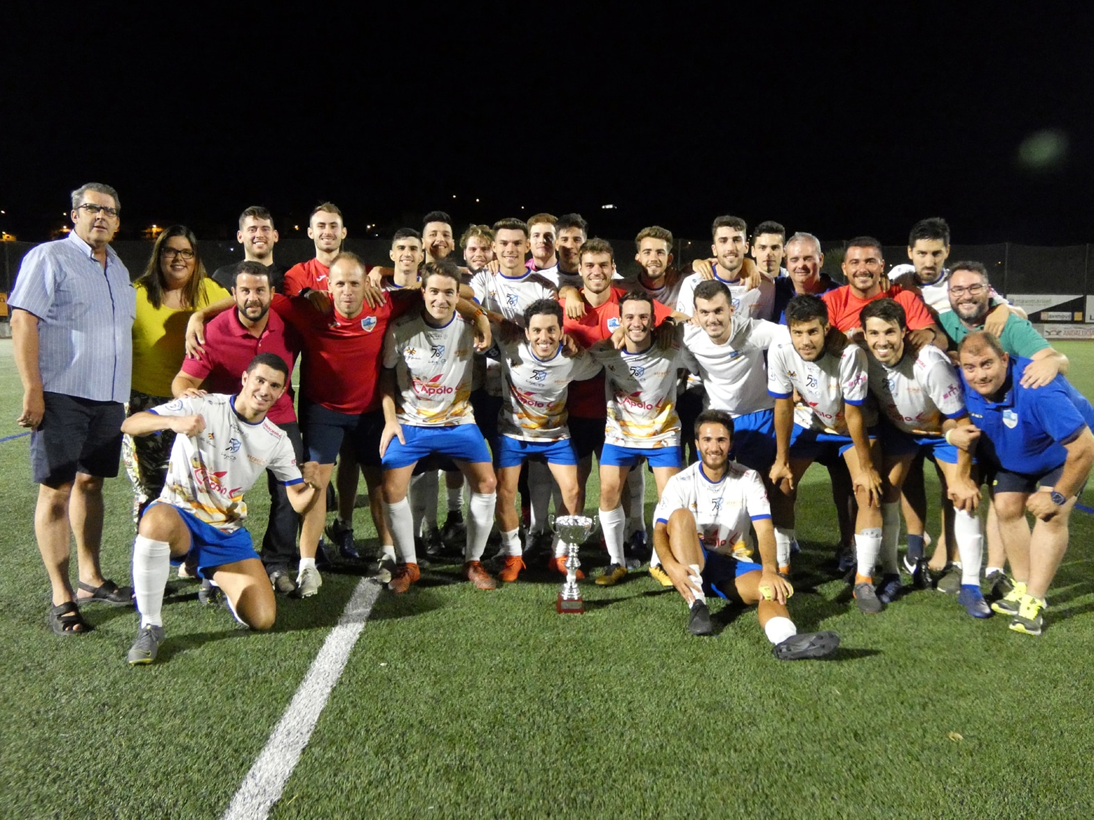 Jugadores Y Cuerpo Técnico Del Loja Posan Con El Trofeo Conseguido. Foto: Miguel JÁimez