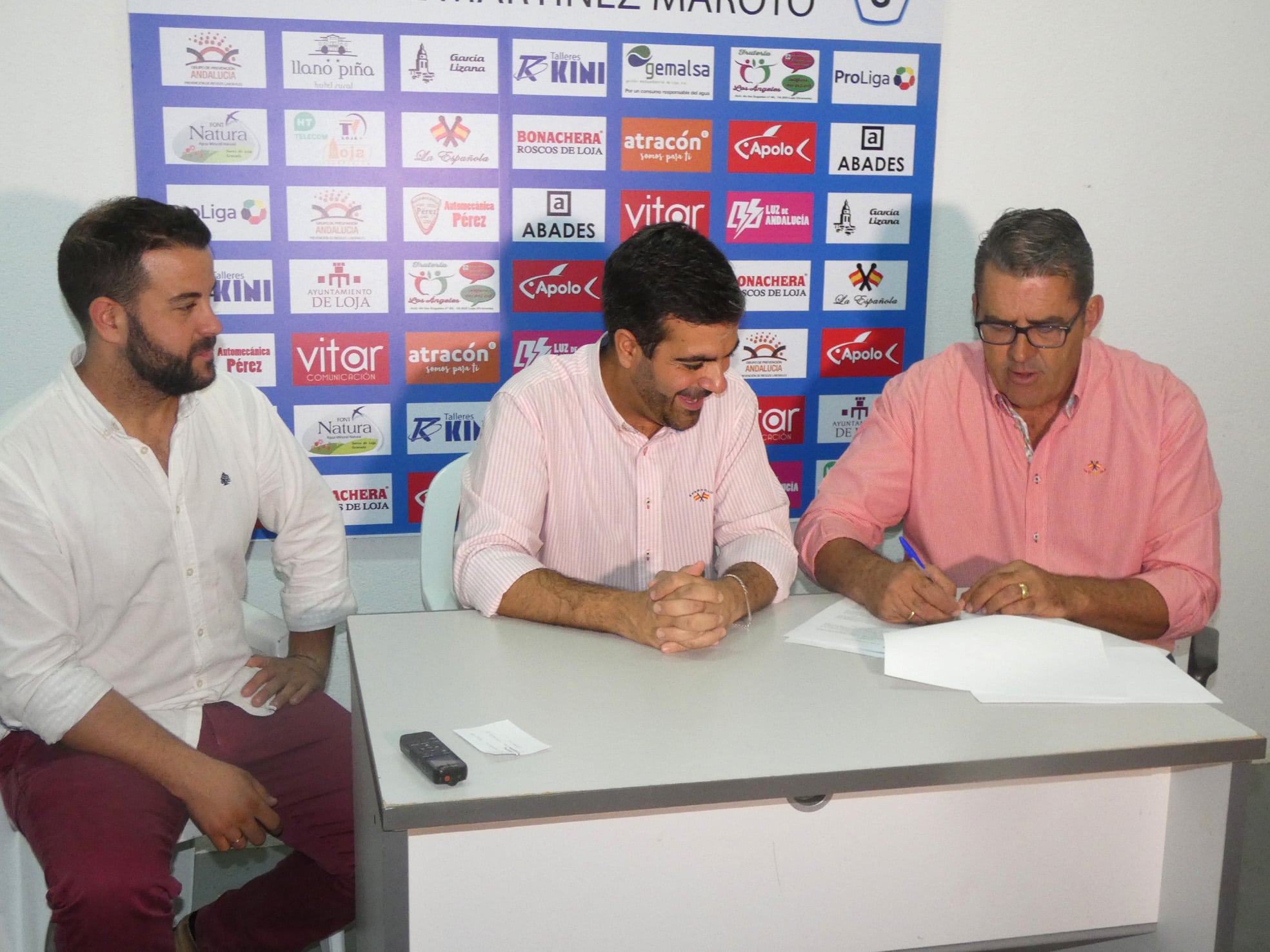 El Presidente Del Loja Firma El Convenio En Presencia Del Alcalde Y El Concejal De Deportes.