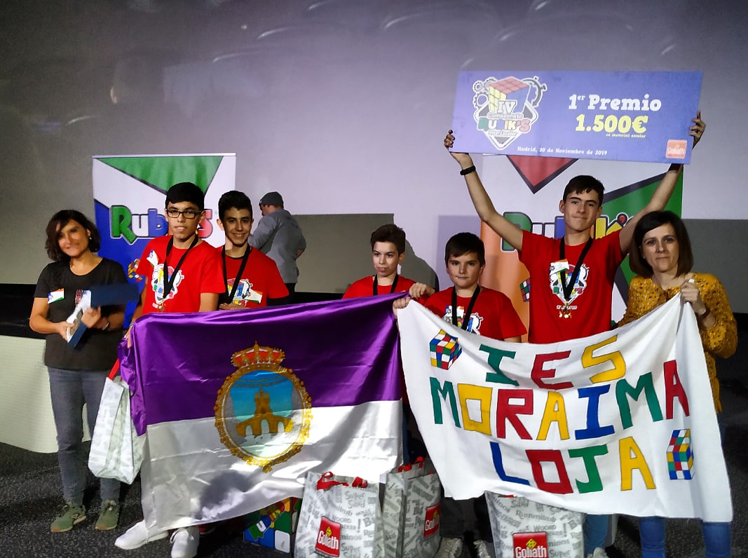Alumnos Del Instituto Lojeño Ganadores Del Campeonato Junto A Sus Profesoras.