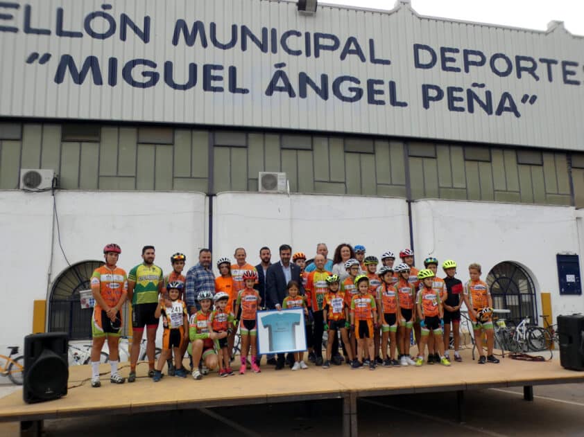 Miguel Ángel Peña, Autoridades Y Ciclistas Durante El Acto En El Pabellón. Foto: P. Castillo