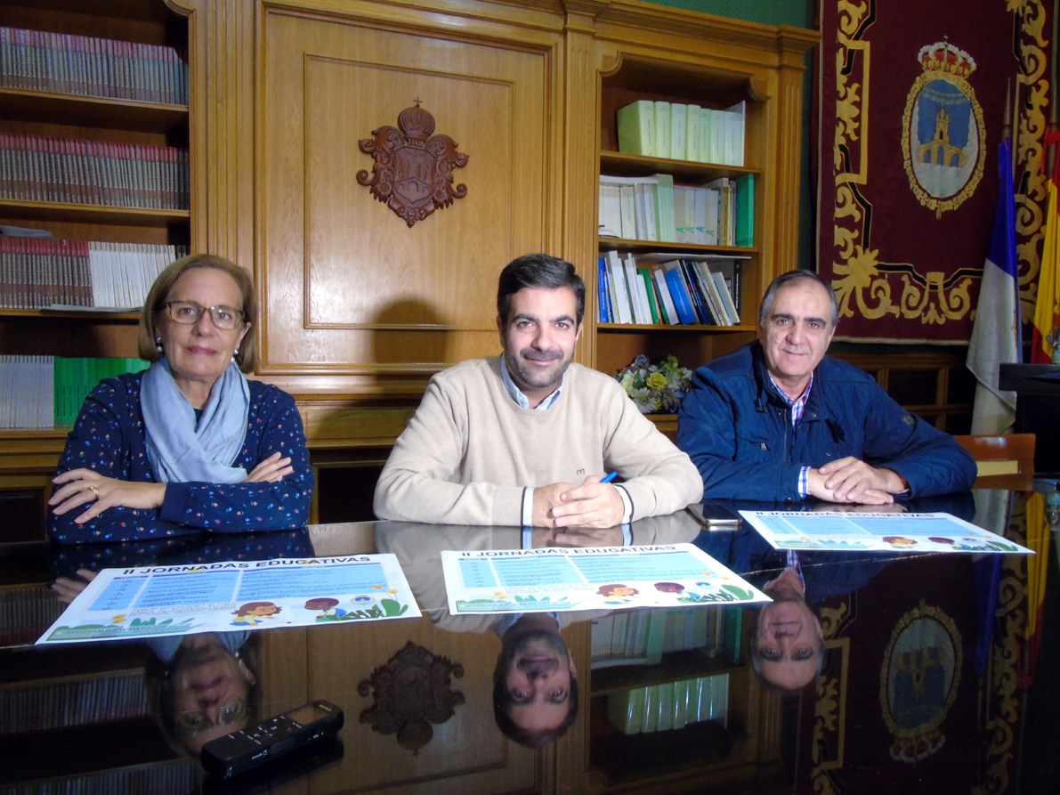 Los Ediles De Bienestar Social Y Educación, Junto Al Alcalde De Loja. Foto: C. Molina