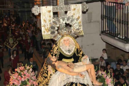 La Imagen De La Virgen De Los Dolores, En Un Desfile Procesional. Foto: J. Padilla