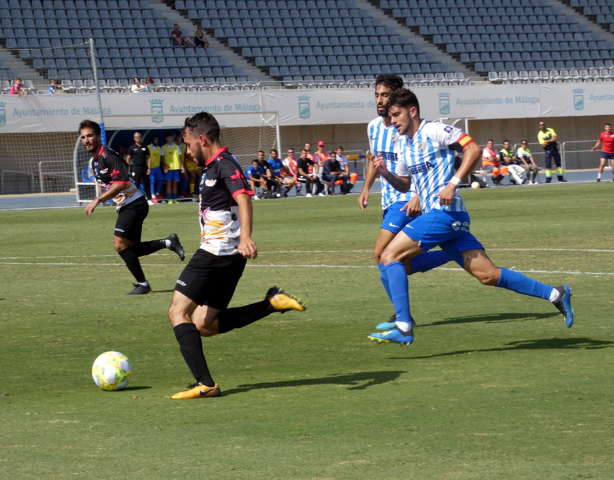 Juanfran Se Marcha Con El Balón En El Partido De Ida Disputado En Málaga. Foto: M. JÁimez