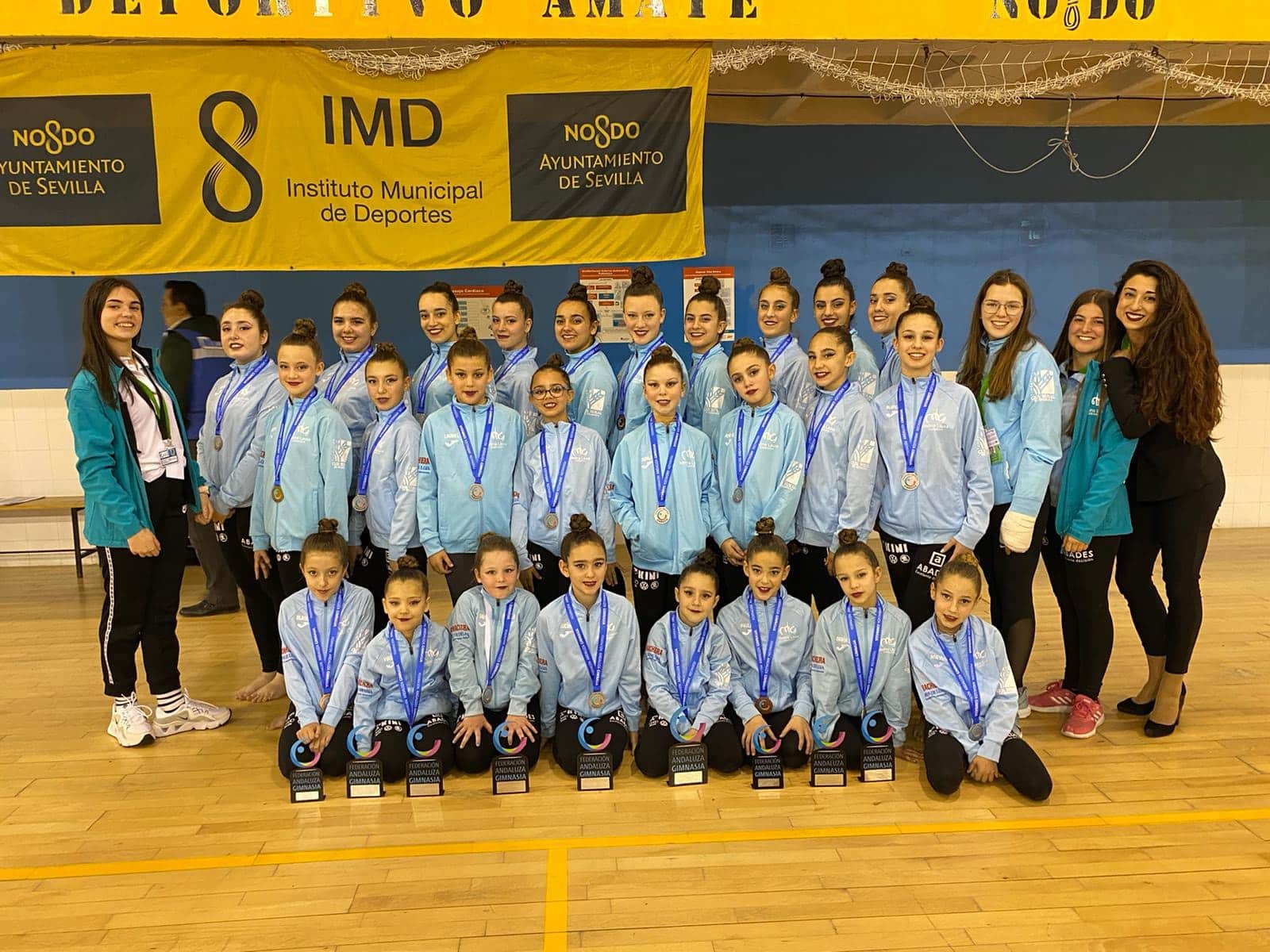 Gimnastas De Medina Lauxa Y Entrenadoras Posan Con Los Premios Conseguidos.