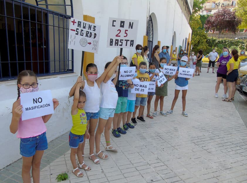 Escolares Muestran Pancartas Reivindicativas Por El Aumento De Ratio. Foto: C. Molina