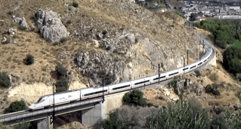Un Tren Ave Atravesando El Puente Quebrada. Challenger179 / Youtube