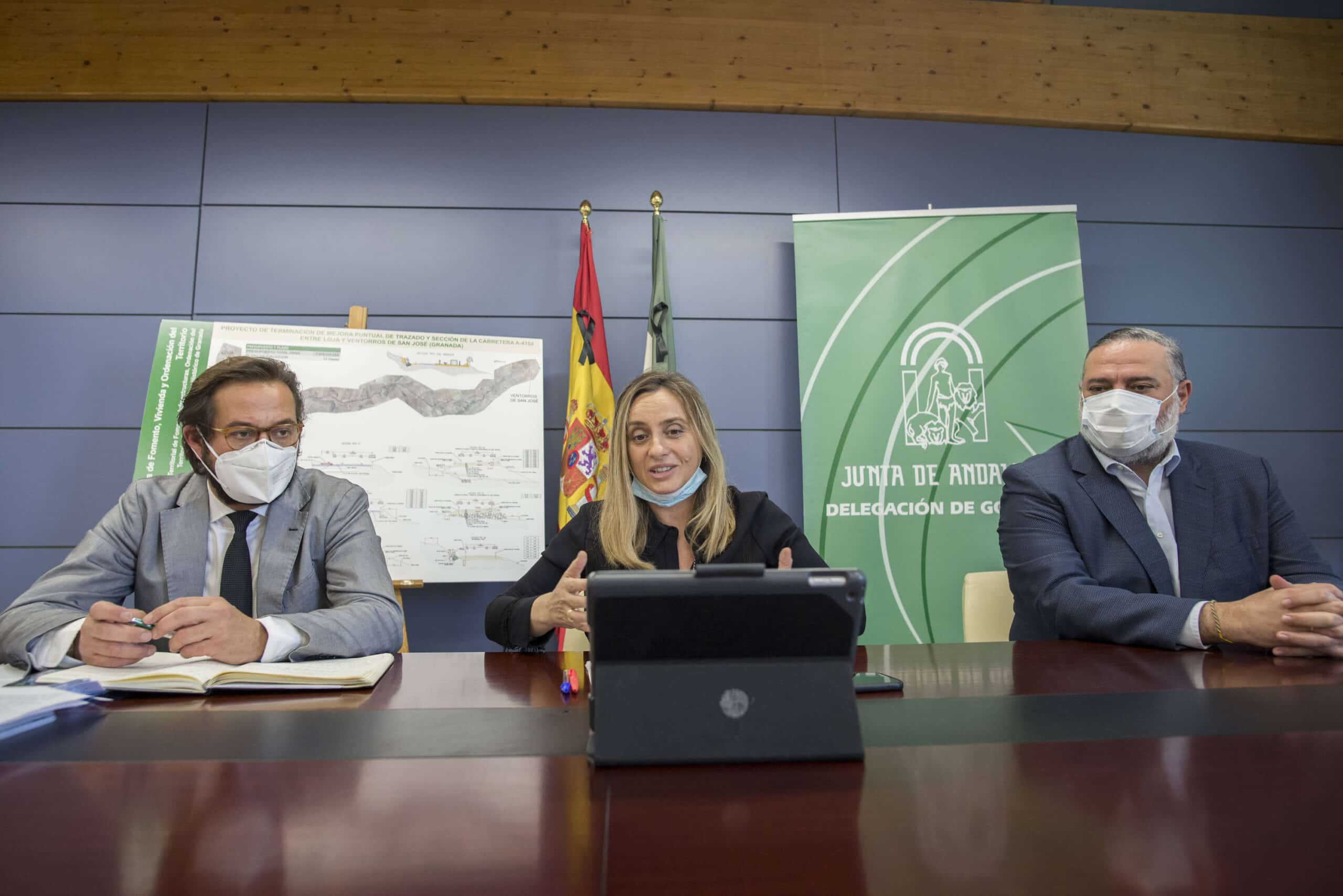 La Consejera Con El Delegado De La Junta En Granada Y El Delegado De Fomento Durante La Videoconfere