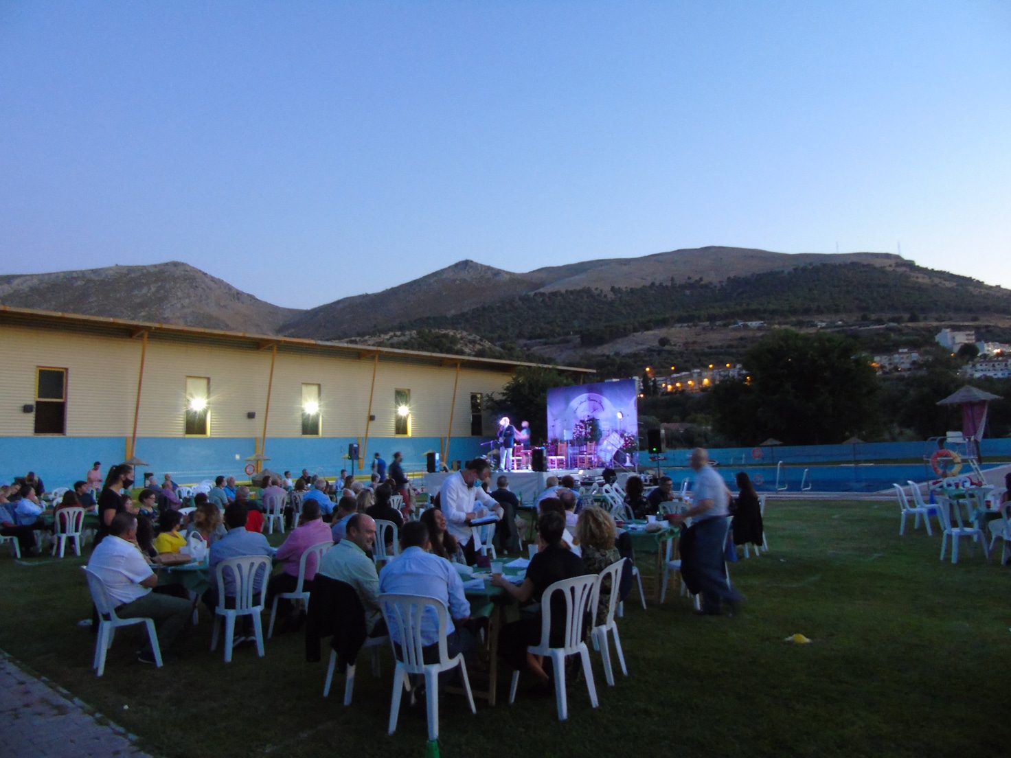 Las Mesas Espaciadas Se Repartían Por El Césped Del Complejo De Piscinas Genil Donde Se Celebró El F