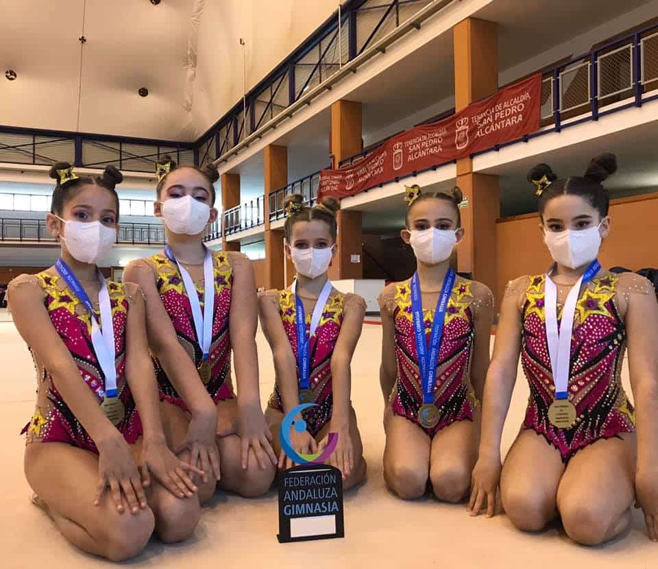 El Conjunto Alevín A Con Las Medallas Y El Trofeo Como Campeonas De Andalucia.