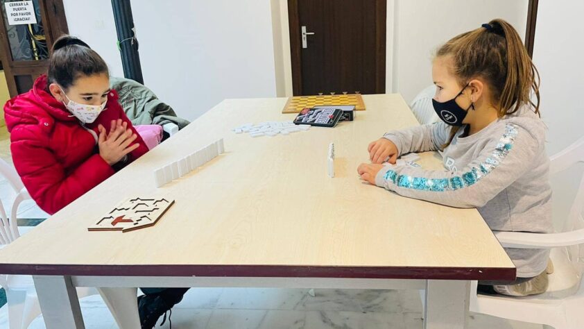 Unas Niñas Juegan A Una Partidad De Dominó En El Espacio Joven. Foto: Juventud