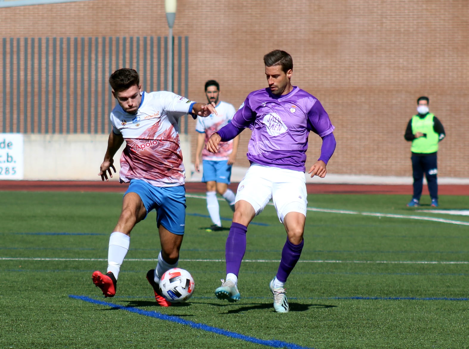 Naranjo Disputa El Balón Con Un Jugador Jienense En El Partido De Ida. Foto: Miguel JÁimez.