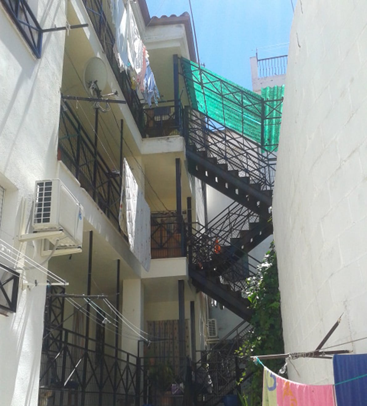 Accesos A Las Viviendas De La Calle Cuartel De Sin Casas. Foto: El Corto