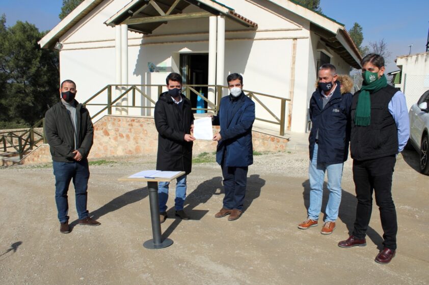 García Y Camacho, Tras La Firma Del Convenio En La Casilla. Foto: C. Molina
