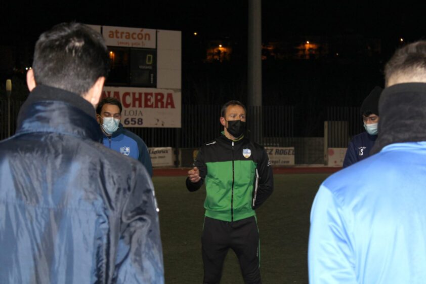 Vicente Ortiz Dando Su Primera Charla A Los Jugadores. Foto: Paco Castillo.