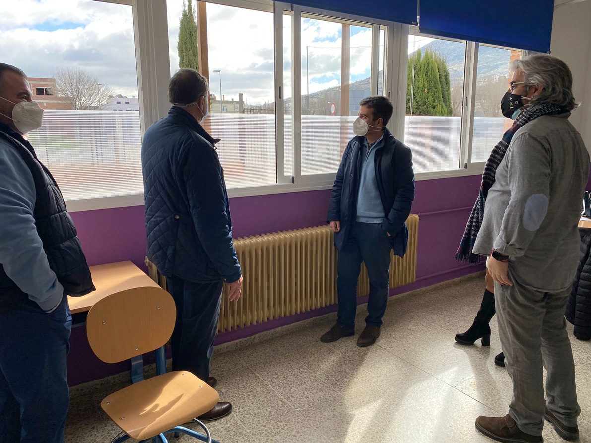 El Alcalde Visita Una De Las Aulas Del Martín Vivaldi, Junto Al Director. Foto: C. Molina