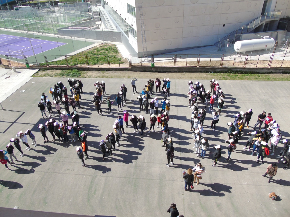 Alumnos Del Ies Virgen De La Caridad, Formando Las Palabras Buen Amor. Foto: Calma