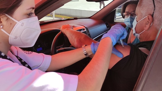 Un Vecino De Loja Recibe La Vacuna En El Autocovid Del Hospital Lojeño