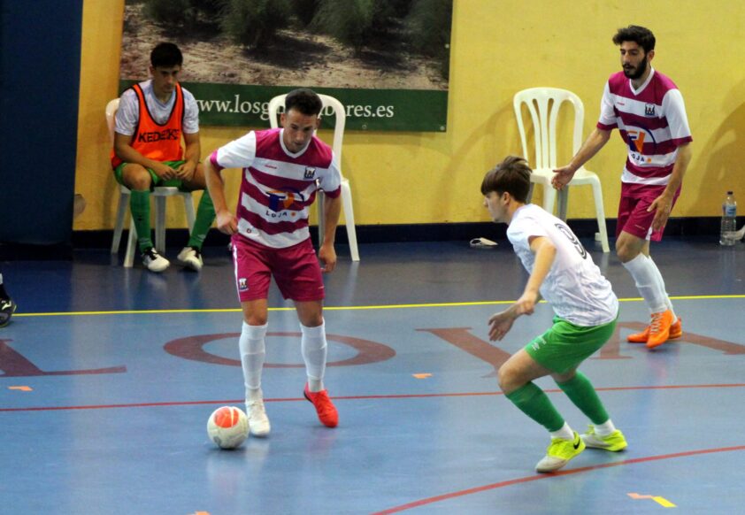 Joselito Controla El Balón Ante Un Jugador Del Colegio Los Olivos. Foto: Paco Castillo.