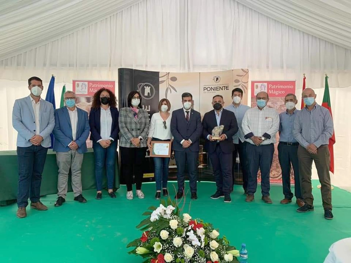 Foto De Familia De Autoridades Locales Y Provinciales, Junto A Los Premiados. Foto: Corto