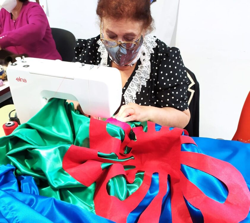 Una Mujer Cose La Bandera Gitana Para El Día De La Conmemoración. Foto: Plizd