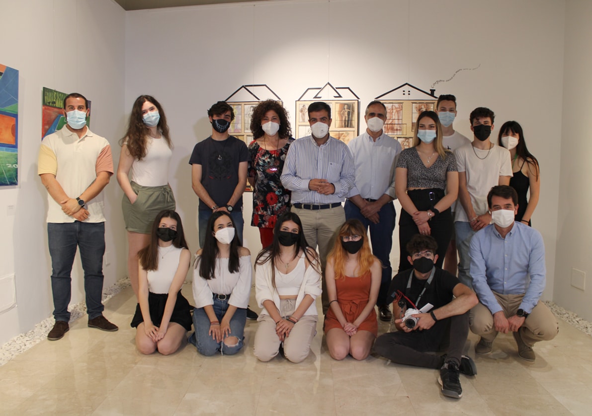 Alumnos, Profesores Y Autoridades, En El Inauguración De La Muestra. Foto: Paula