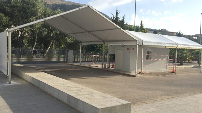 Carpas Instaladas Por El Ayuntamiento Para Facilitar La Tarea De Vacunación. Foto: C. M.