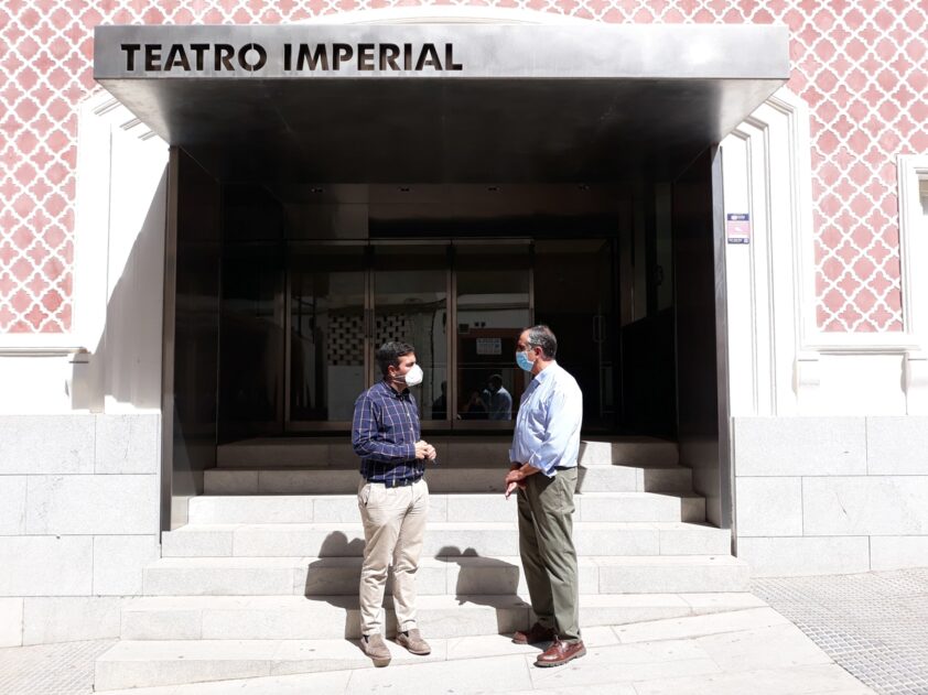 El Alcalde Y El Concejal De Cultura, A Las Puertas Del Teatro Imperial. Foto: Calma