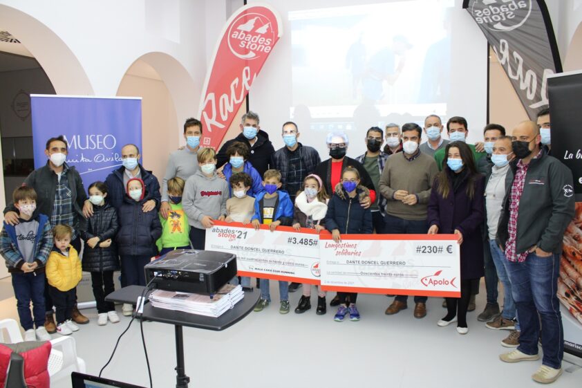 Mala Cara Entregó Los Cheques De La Recaudación De Abades Stone Race A Dante. P. Castillo.