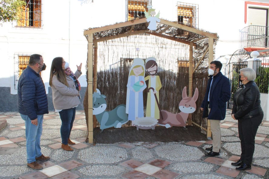 El Alcalde Junto Con Algunos Concejales Muestra El Pesebre Del Belén De La Alcazaba