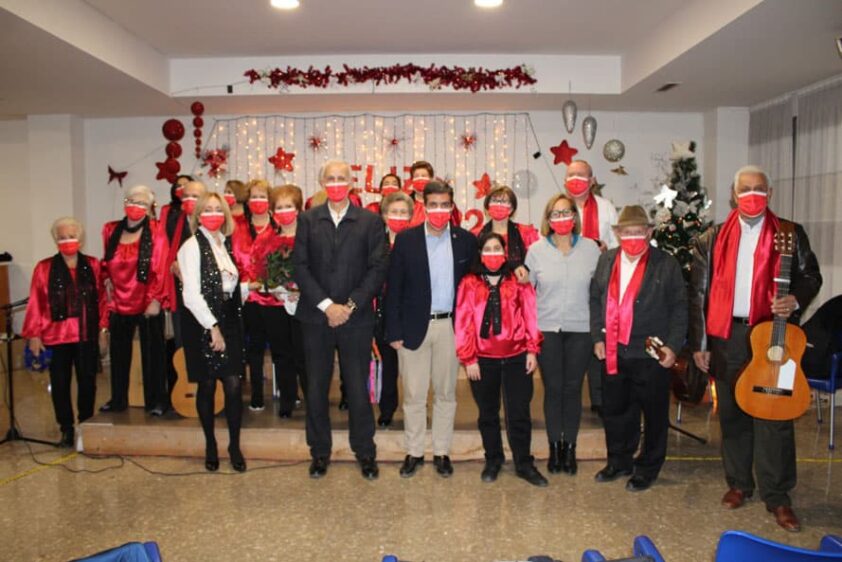 Integrantes Del Coro Del Cpa San José Se Fotografían Con Las Autoridades Presentes