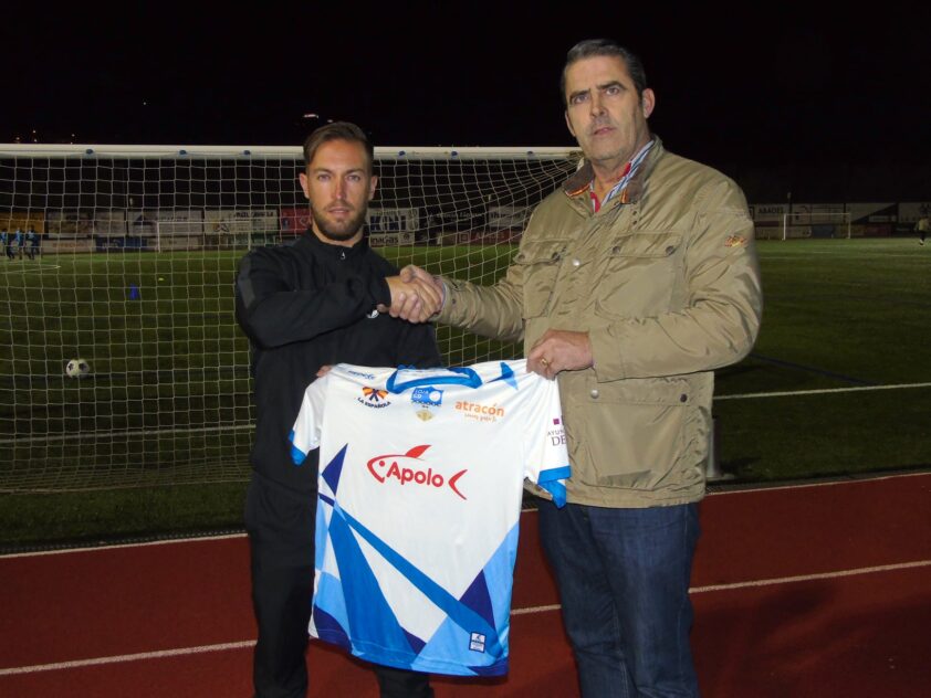 El Nuevo Entrenador Posa Con La Camiseta Del Loja Cd Junto Al Presidente. Foto: Paco Castillo.