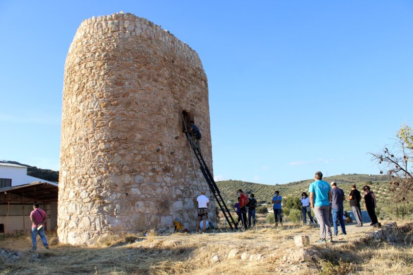 Vista General De La Torre, Con Los Visitantes Preparados Para Subir. Foto: A. Matas