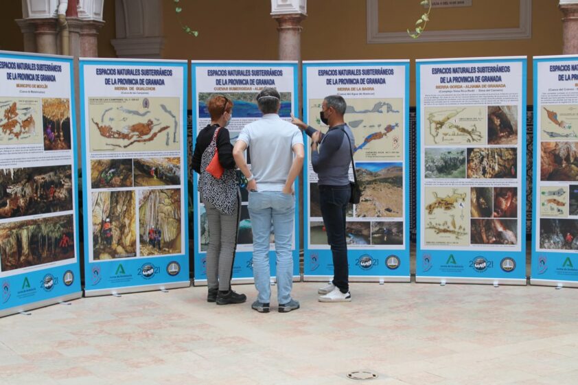 Público Contempla Los Paneles Expositivos Sobre Espacios Naturales. Foto: C. Molina