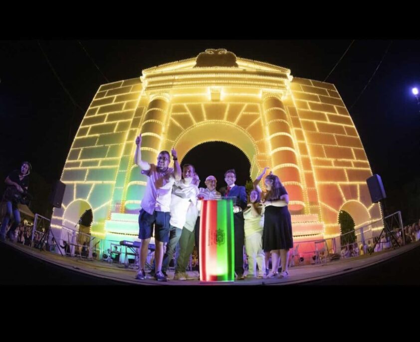 Francisco Guzmán Y Los Usuarios Junto Al Alcalde Granadino Durante El Acto Del Encendido. Foto: Reda