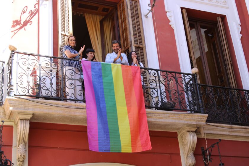 Momento Del Despliegue De La Bandera Multicolor En Un Balcón Del Consistorio. Foto: P. R.