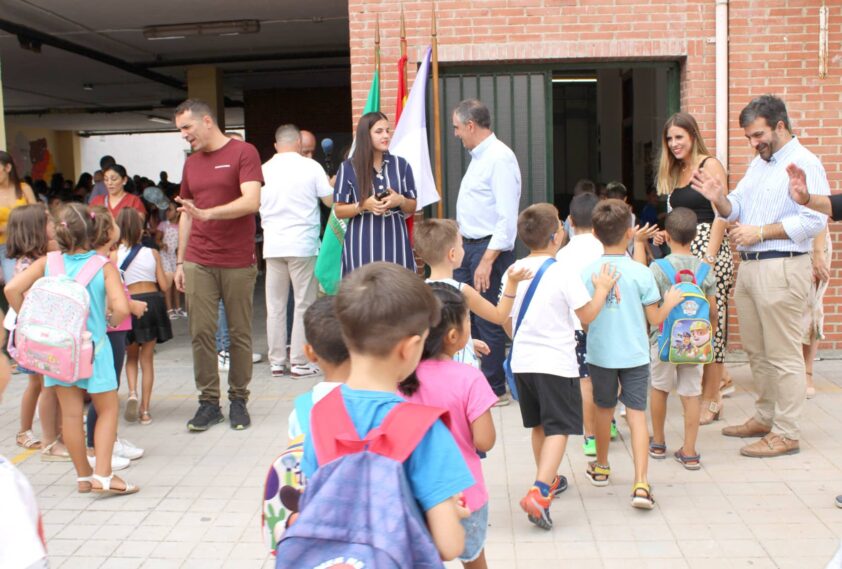 El Alcalde Da La Bienvenida A Los Escolares. Fotos: A. Matas