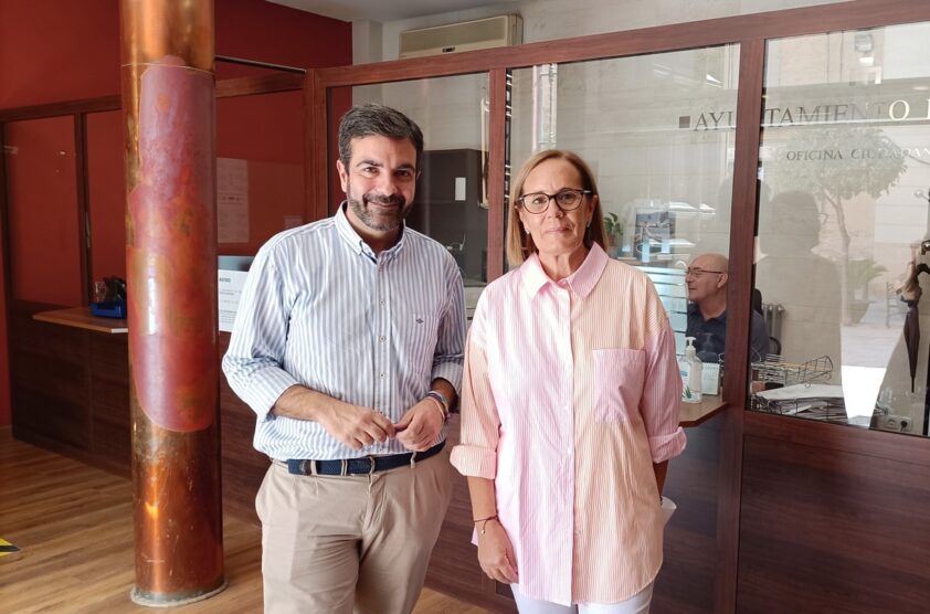 Matilde Ortiz, Junto Al Alcalde, Después De Registrar Su Renuncia Al Acta De Edil. Foto: E. CaÑizare