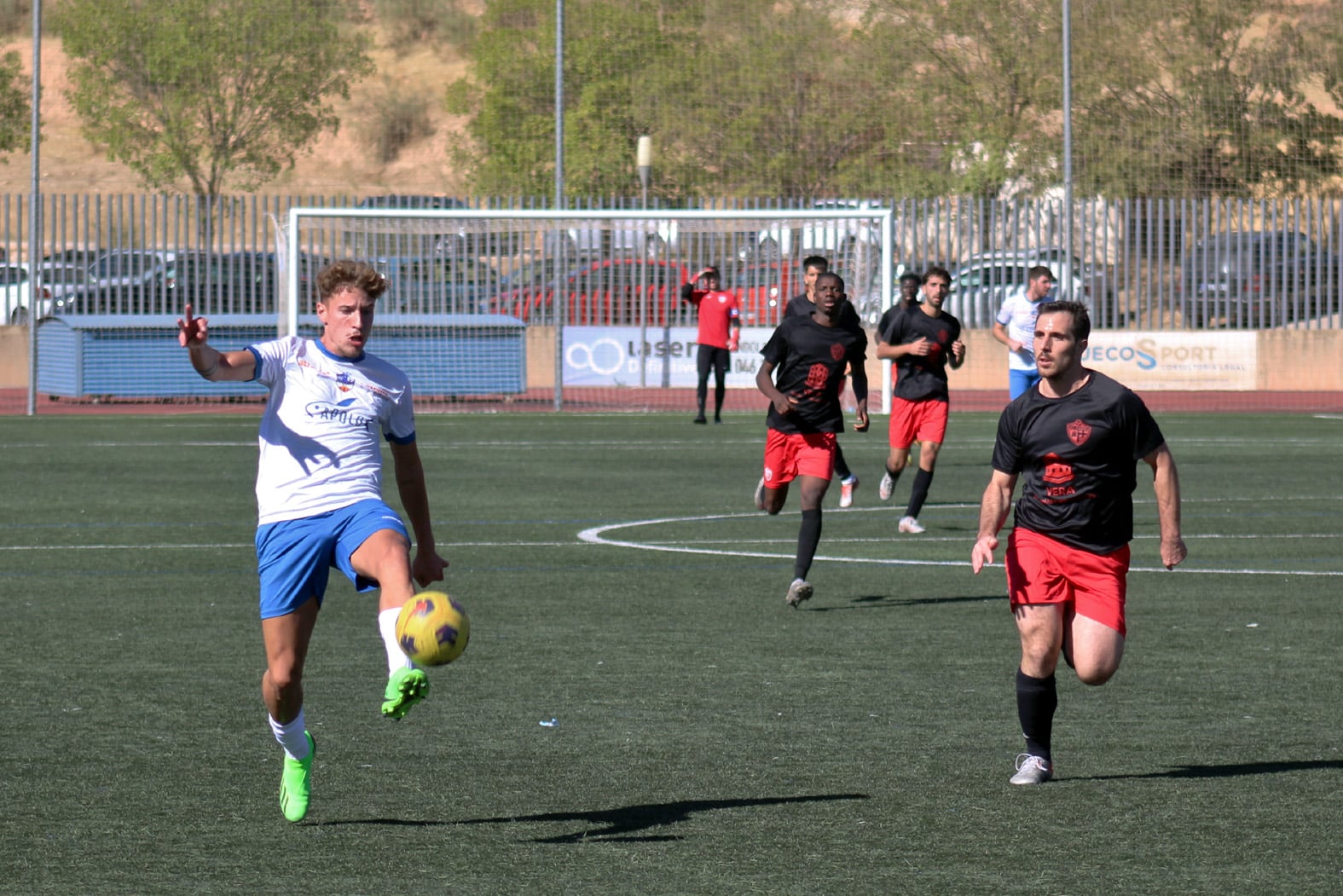 Michel Golpea El Balón En El Partido Del Pasado Domingo Frente Al Atletismo Padul. Foto: M. JÁimez.