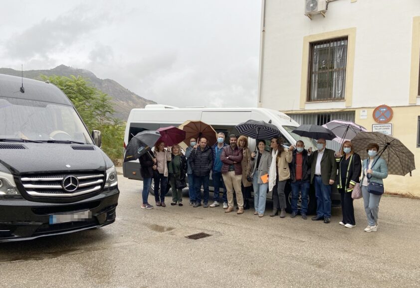 Autoridades, Responsables Y Monitores, Junto A Uno De Los Microbuses. Foto: A. Matas