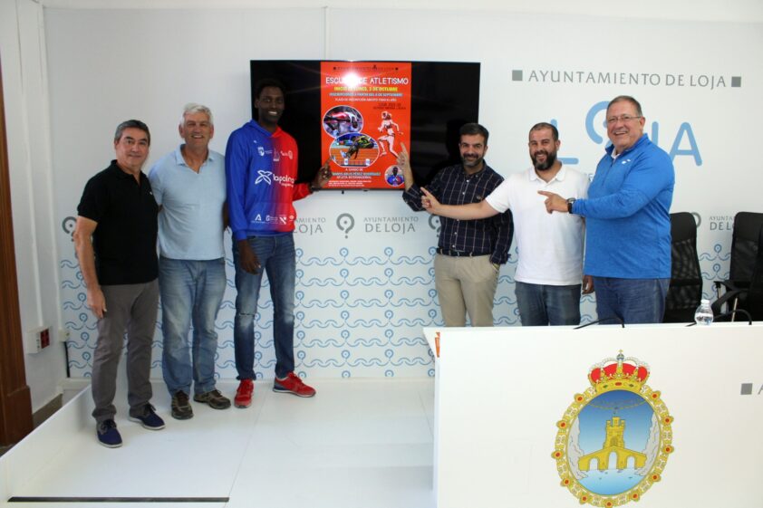 Responsables De La Escuela, área De Deportes Y Autoridades Durante La Presentación De La Escuela