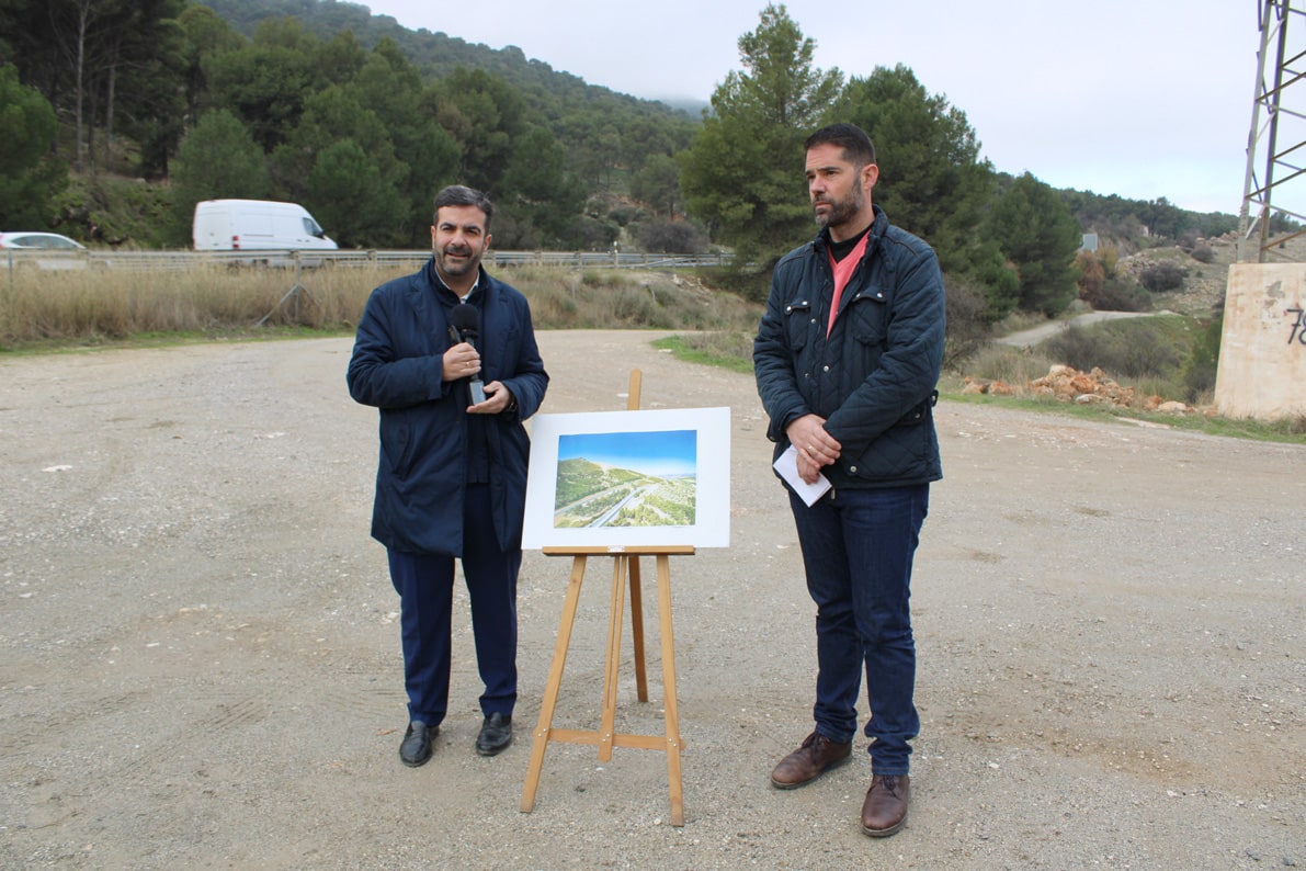 El Alcalde Y El Concejal De Urbanismo, En Rueda De Prensa, Junto A La Autovía. Foto: C. M.