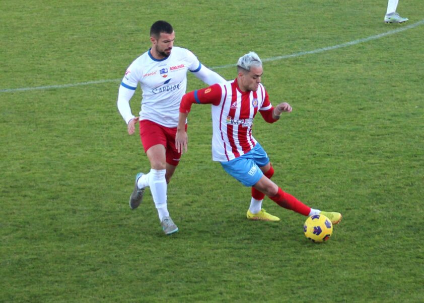 Gonzalo Disputa El Balón Con Un Jugador Del Ciudad De Baza. Foto: Paco Castillo.