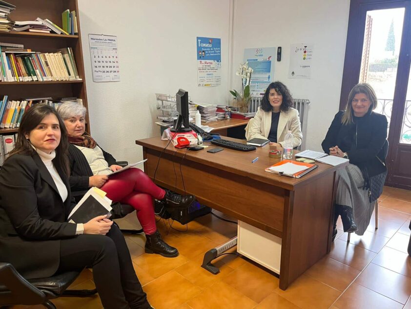 La Coordinadora (a La Derecha), En Su Visita Al Centro De Información A La Mujer. Foto: Corto