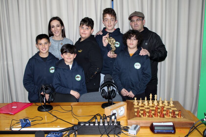Los Integrantes Del Equipo Y La Directora Del Colegio Junto A Miguel Ramos En Su Visita A La Radio.